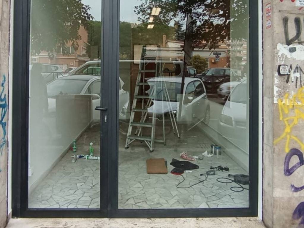 negozio in affitto a Roma in zona Cinecittà