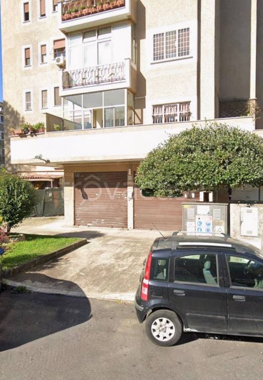 negozio in affitto a Roma in zona Torre Gaia