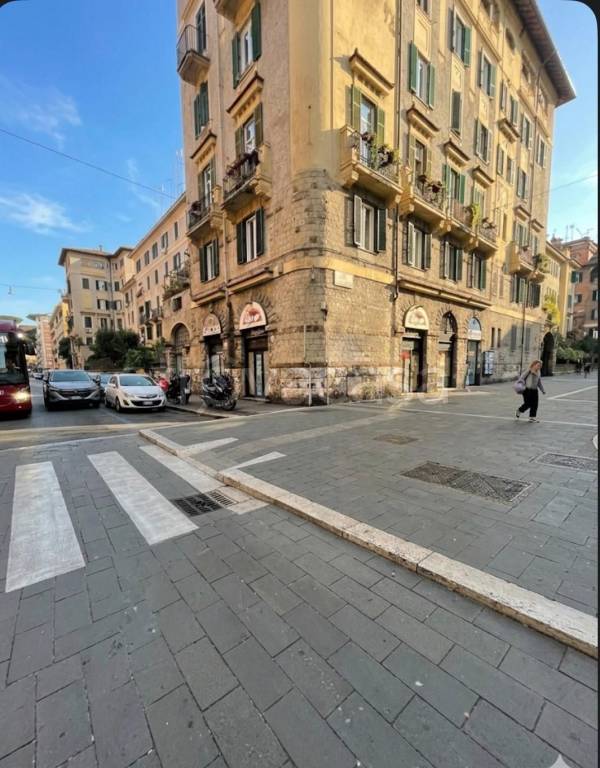 negozio in affitto a Roma in zona Rione Prati