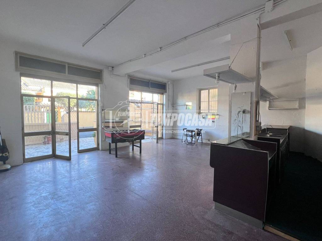 negozio in affitto a Roma in zona Pantan Monastero