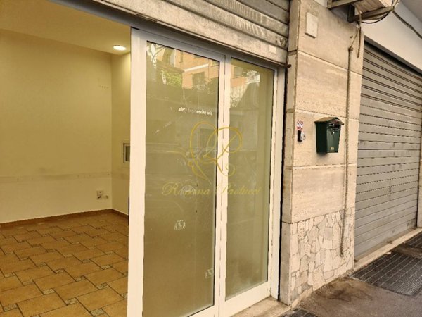 negozio in affitto a Roma in zona Tuscolano