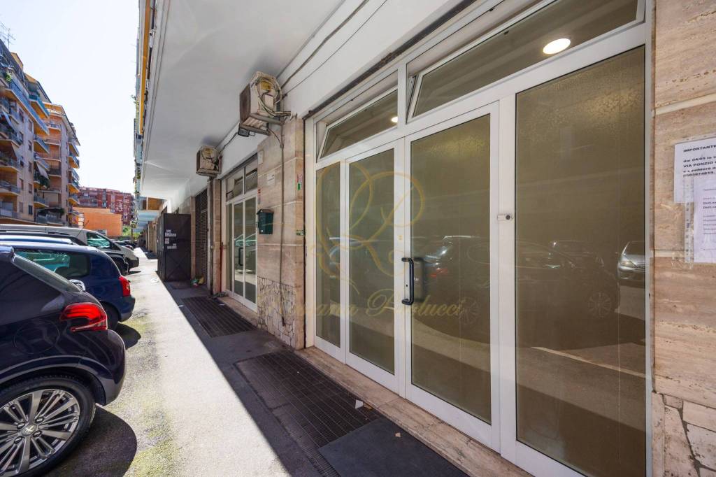 negozio in affitto a Roma in zona Tuscolano