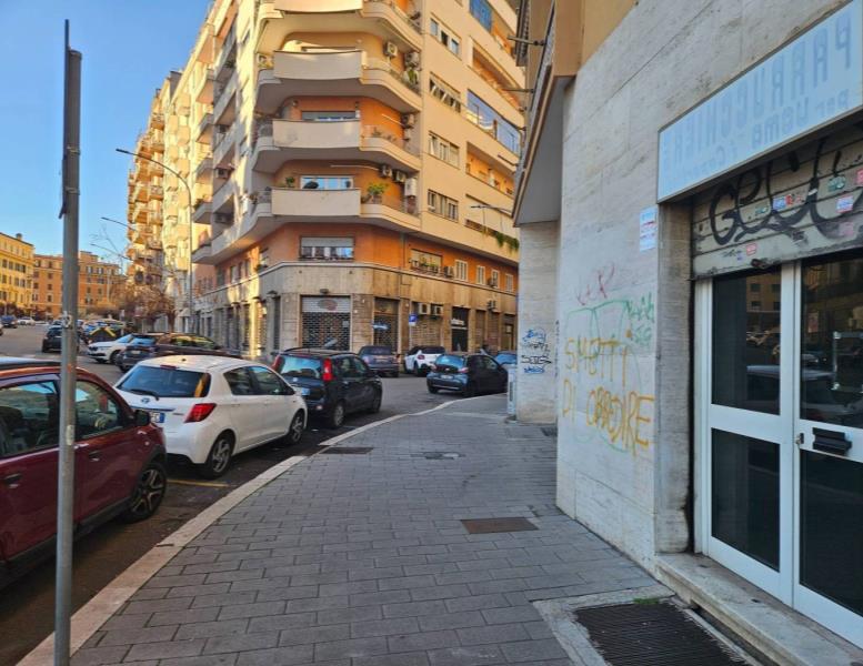 locale commerciale in affitto a Roma in zona Tuscolano