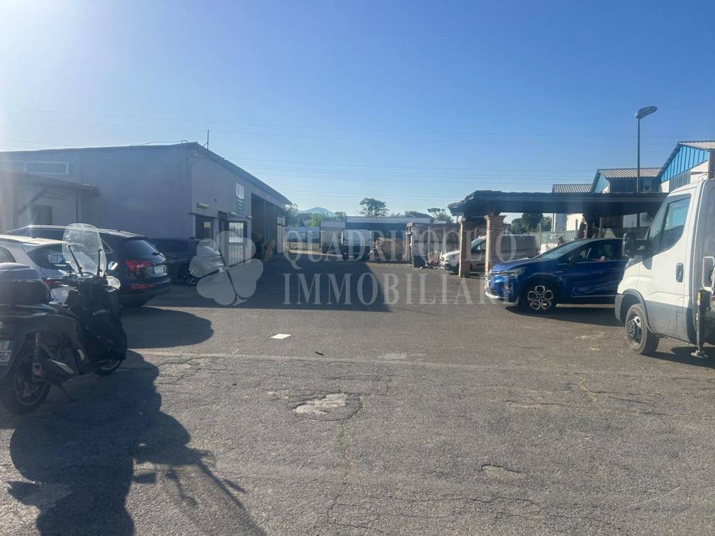 locale commerciale in affitto a Roma in zona Appio Claudio