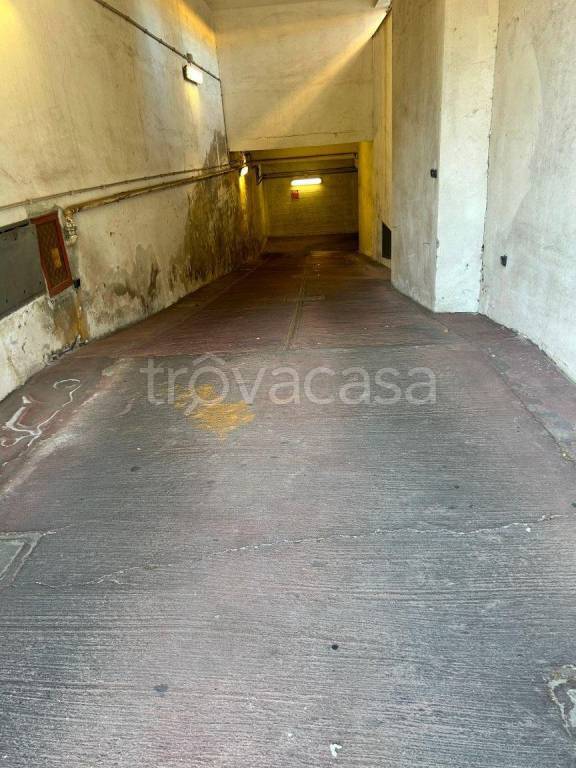 locale di sgombero in affitto a Roma in zona Tuscolano