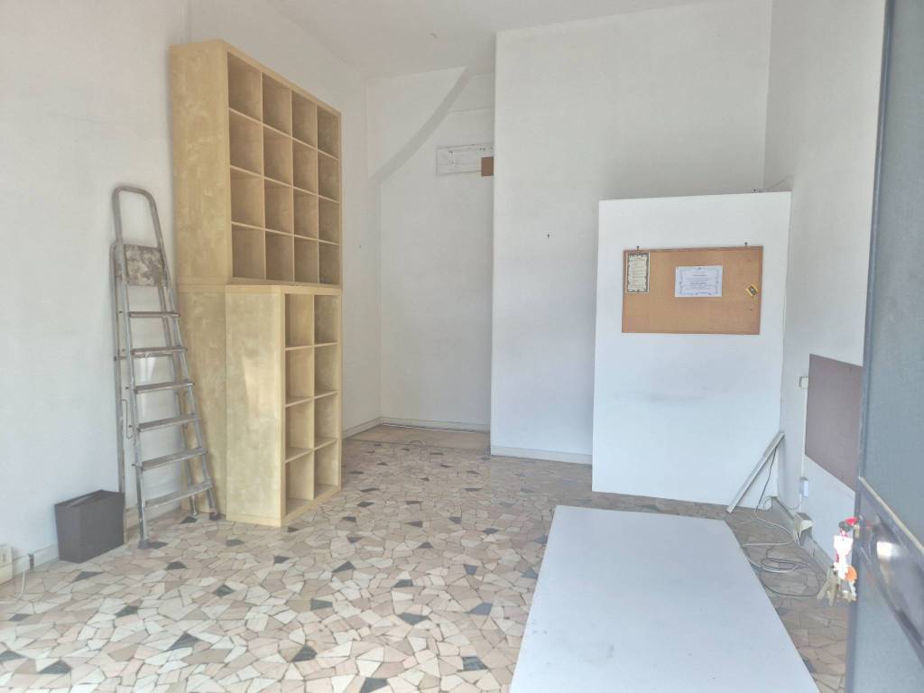 negozio in affitto a Roma in zona Appio Latino