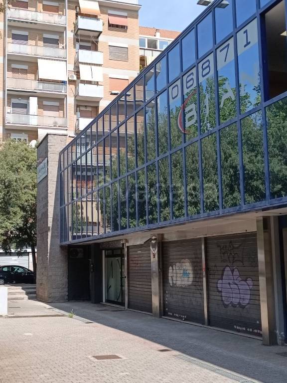 negozio in affitto a Roma in zona Appio Claudio