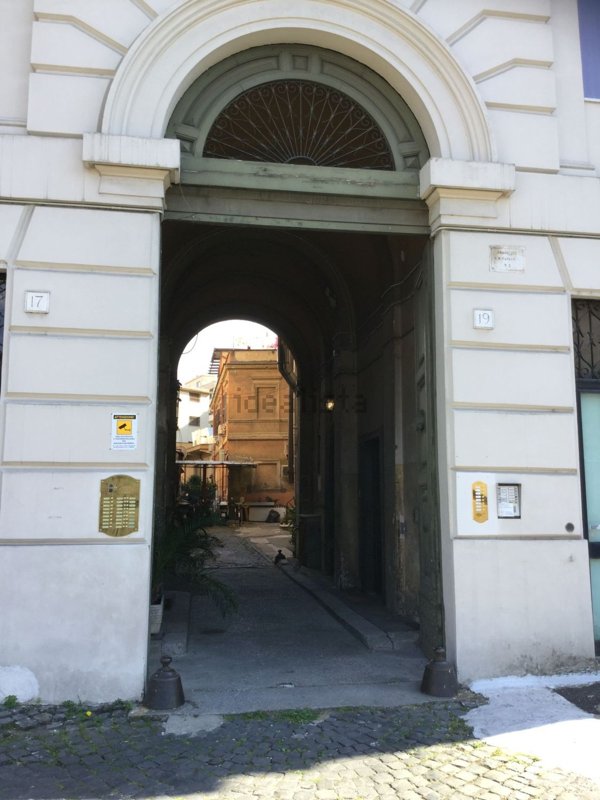 locale di sgombero in affitto a Roma in zona Aurelio