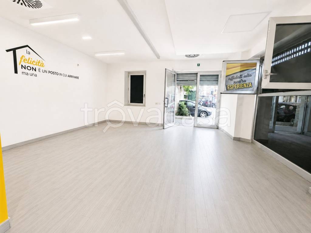 negozio in affitto a Roma in zona Tuscolano