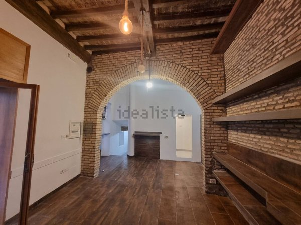 locale commerciale in affitto a Roma in zona Parione/Sant'Eustachio