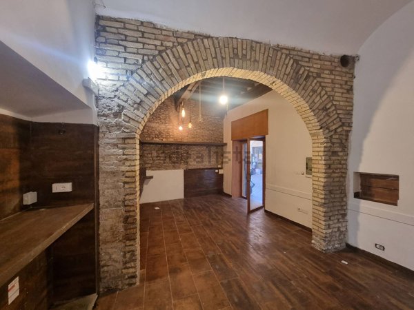 locale commerciale in affitto a Roma in zona Parione/Sant'Eustachio