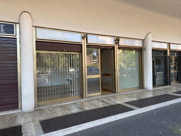 negozio in affitto a Roma in zona Torrino