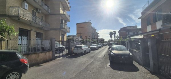 locale commerciale in affitto a Roma in zona Torre Angela