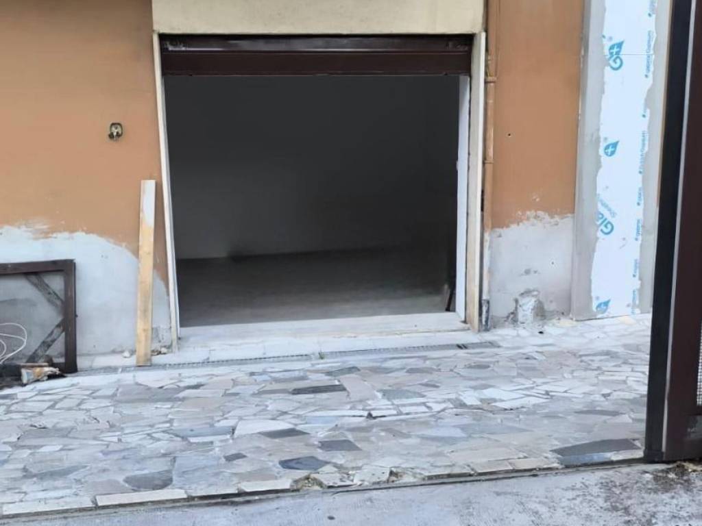locale commerciale in affitto a Roma in zona Torre Angela