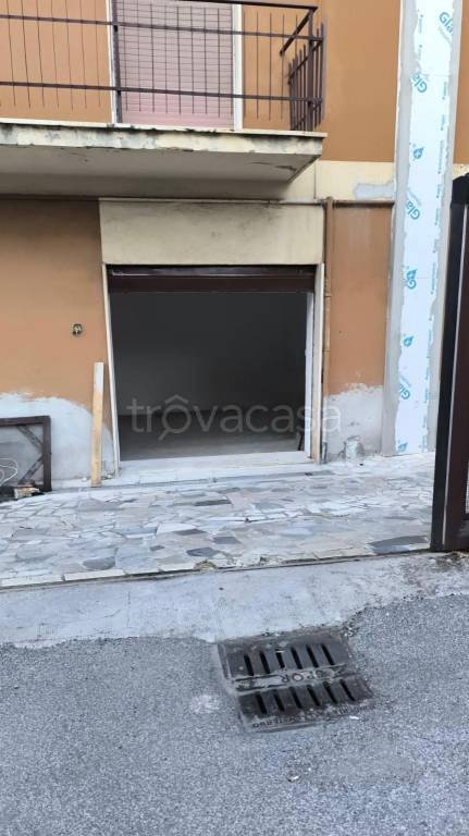 locale commerciale in affitto a Roma in zona Torre Angela
