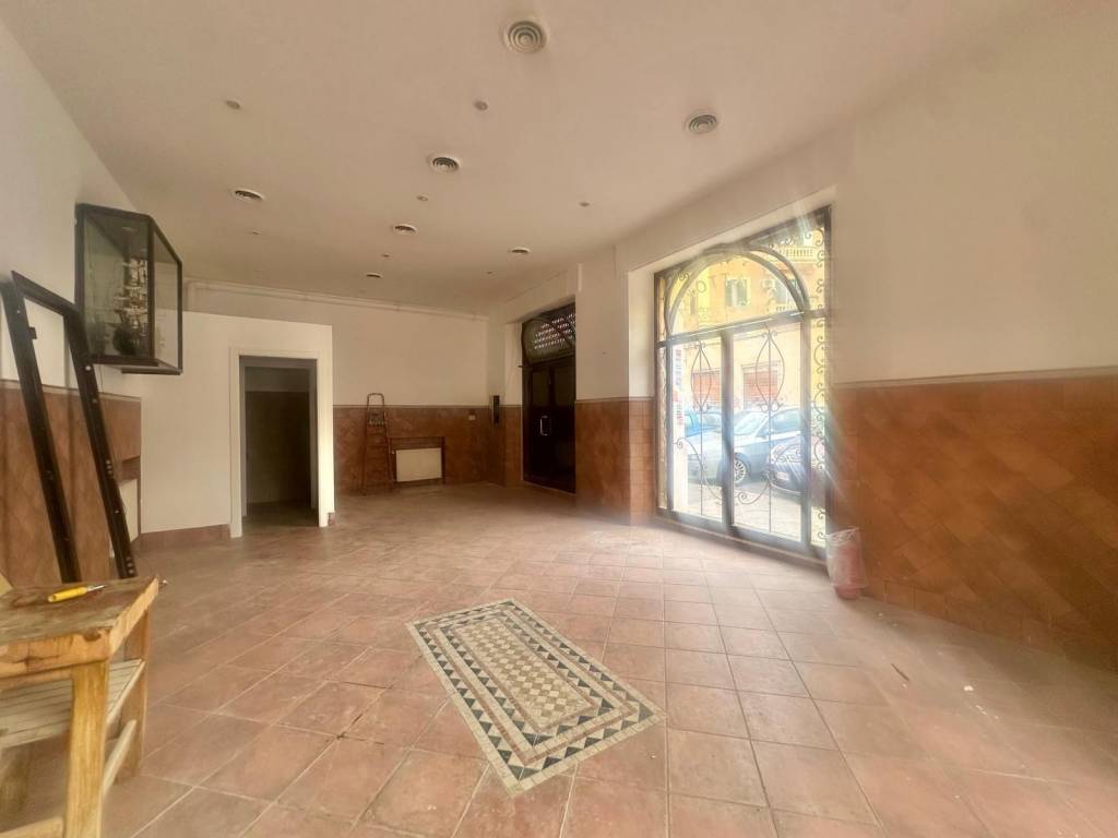 negozio in affitto a Roma in zona Appio Latino