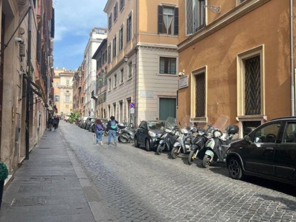 negozio in affitto a Roma in zona Trevi-Colonna