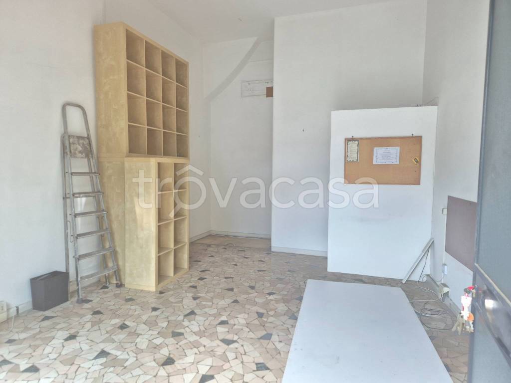 negozio in affitto a Roma in zona Appio Latino