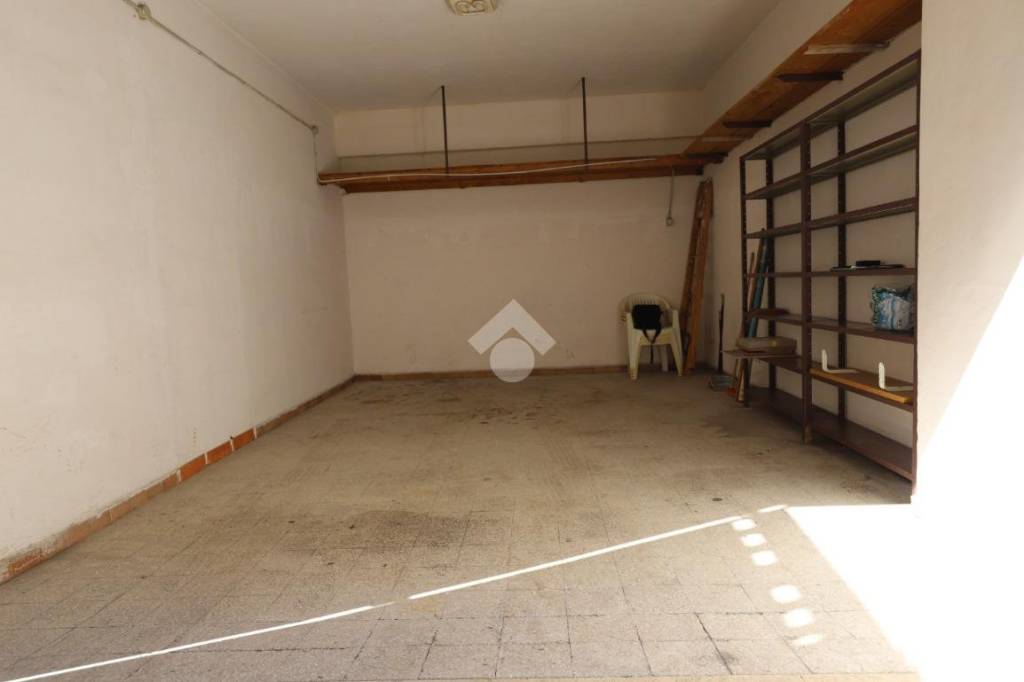 locale di sgombero in affitto a Roma in zona Ostia