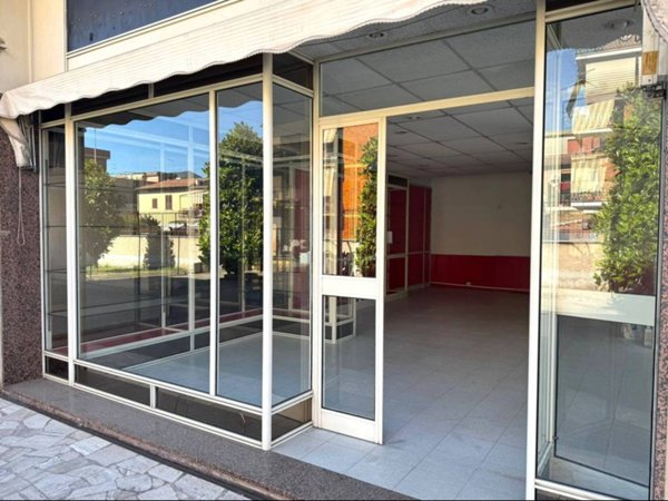 negozio in affitto a Roma in zona Romanina