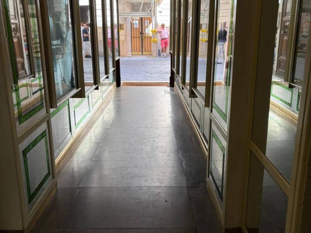 negozio in affitto a Roma in zona Trevi-Colonna