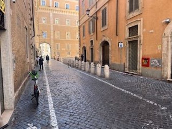 negozio in affitto a Roma in zona Parione/Sant'Eustachio