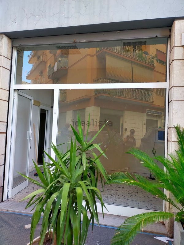 locale commerciale in affitto a Roma