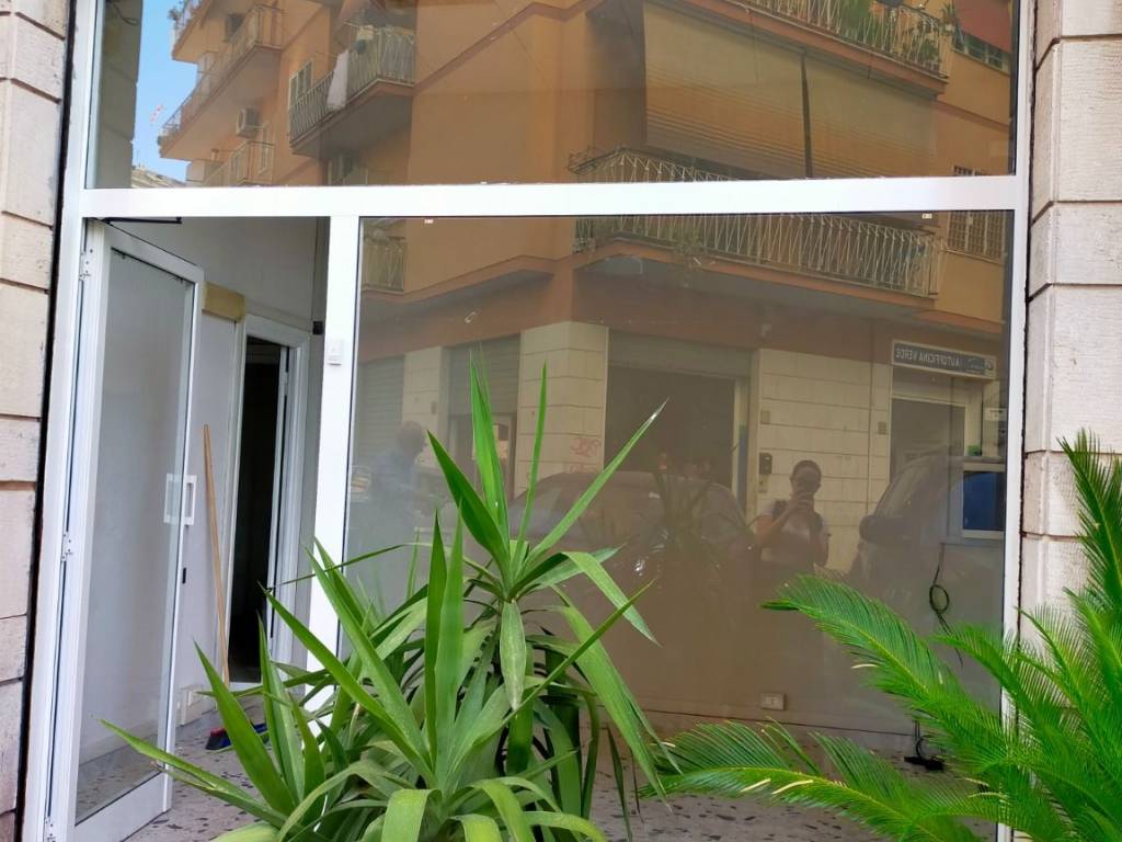negozio in affitto a Roma in zona Cinecittà