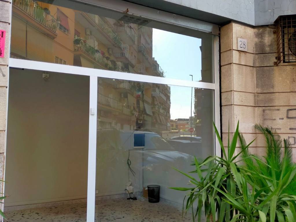 negozio in affitto a Roma in zona Cinecittà