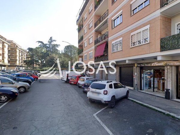 negozio in affitto a Roma in zona Tuscolano