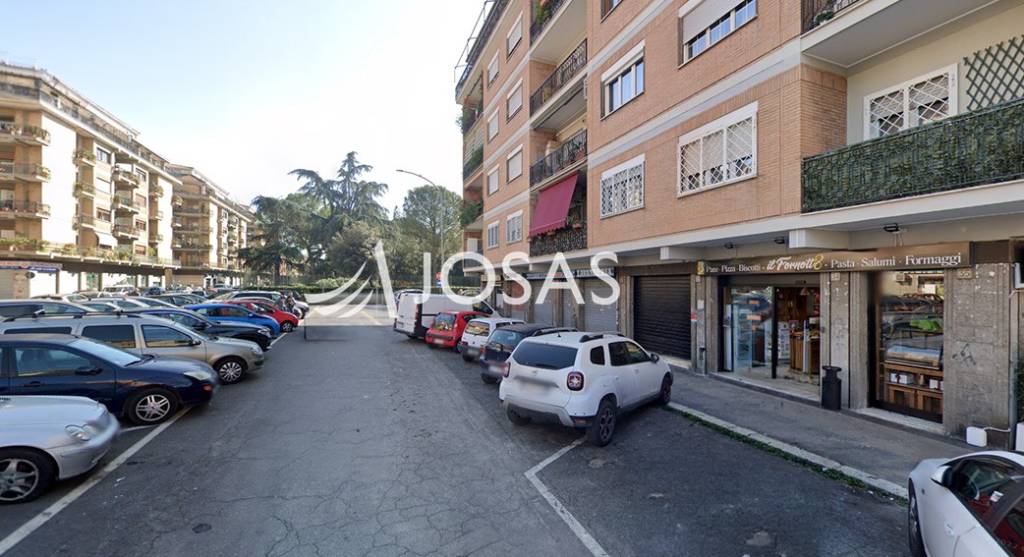 negozio in affitto a Roma in zona Tuscolano