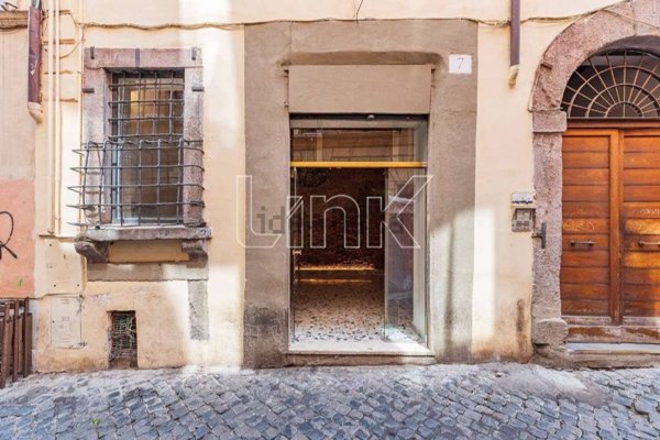 negozio in affitto a Roma in zona Rione Regola