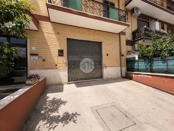negozio in affitto a Roma in zona Colle Prenestino