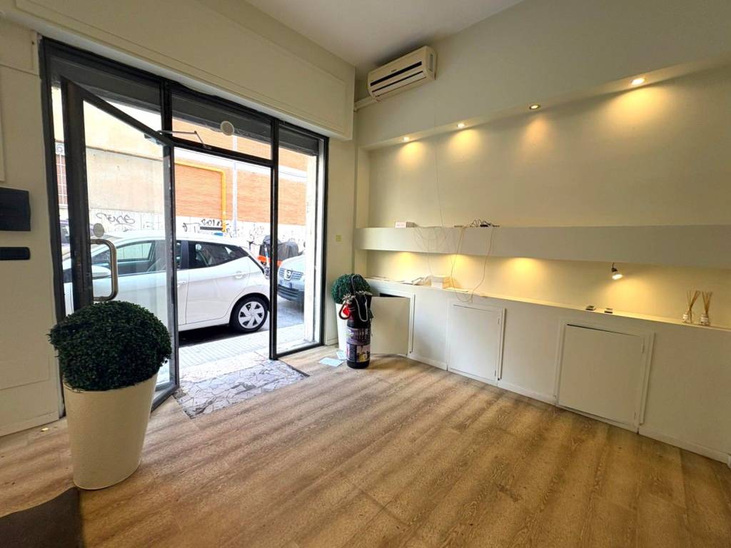 negozio in affitto a Roma in zona Appio Claudio