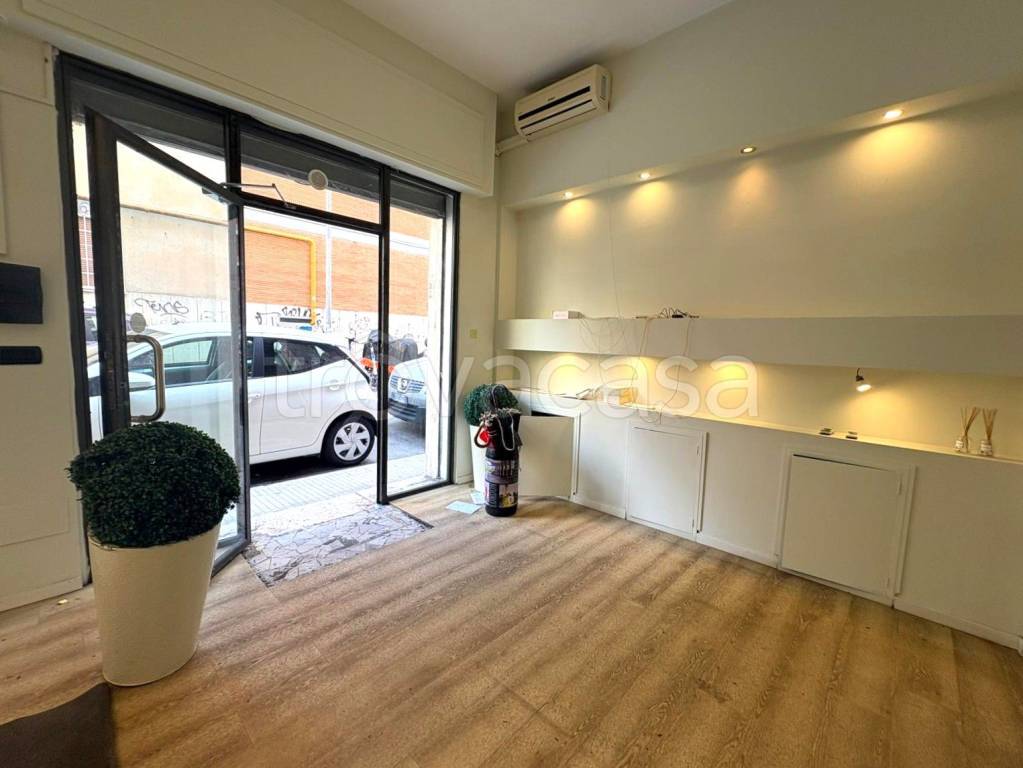 negozio in affitto a Roma in zona Appio Claudio