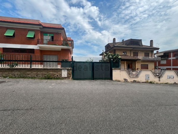 locale commerciale in affitto a Roma in zona Finocchio