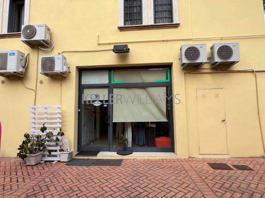 negozio in affitto a Roma in zona Infernetto