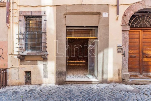 negozio in affitto a Roma in zona Rione Regola