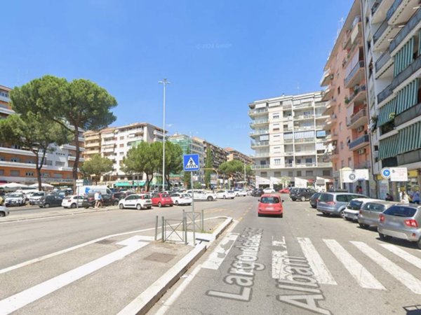 negozio in affitto a Roma in zona Appio Latino