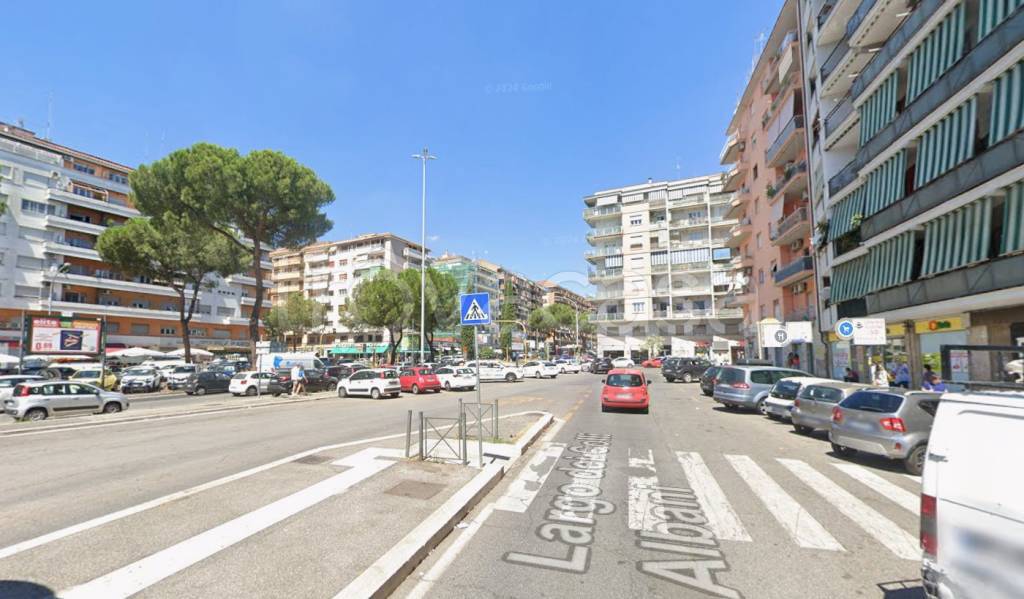 negozio in affitto a Roma in zona Tuscolano