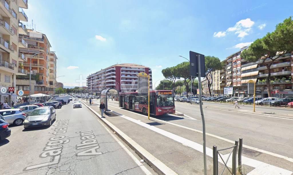 negozio in affitto a Roma in zona Tuscolano