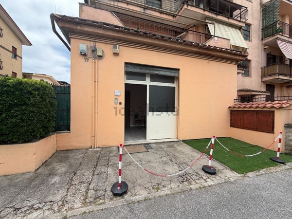 locale commerciale in affitto a Roma