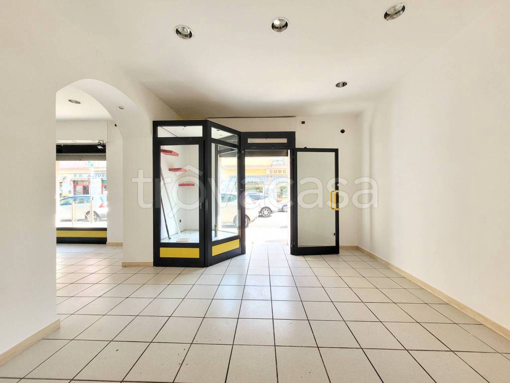 negozio in affitto a Roma in zona Torre Maura
