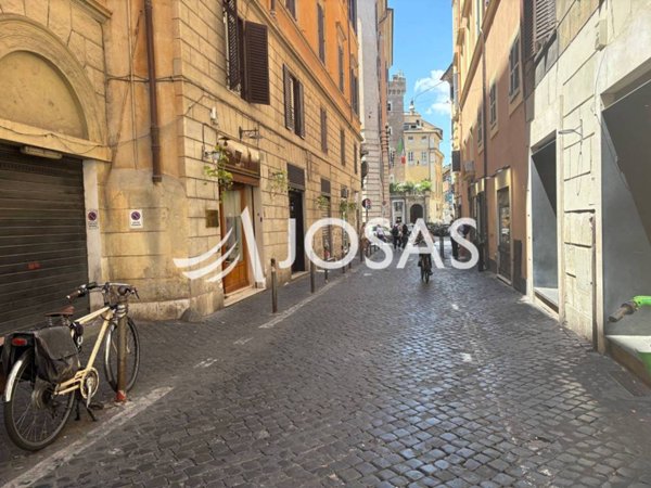 negozio in affitto a Roma in zona Trevi-Colonna