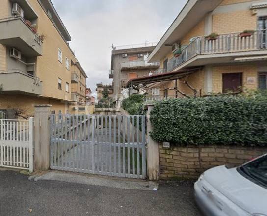locale commerciale in affitto a Roma in zona Torre Angela