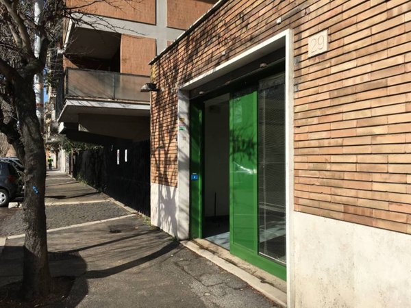 negozio in affitto a Roma in zona Appio Latino