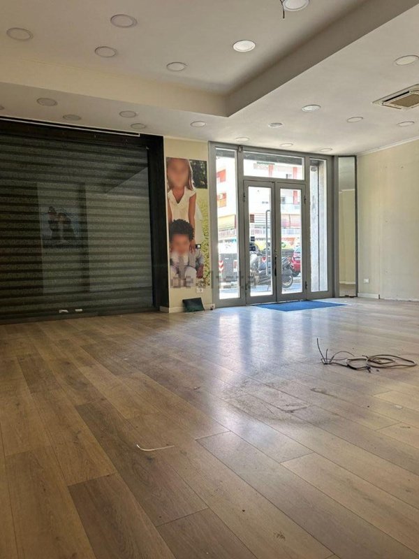 negozio in affitto a Roma in zona Appio Claudio