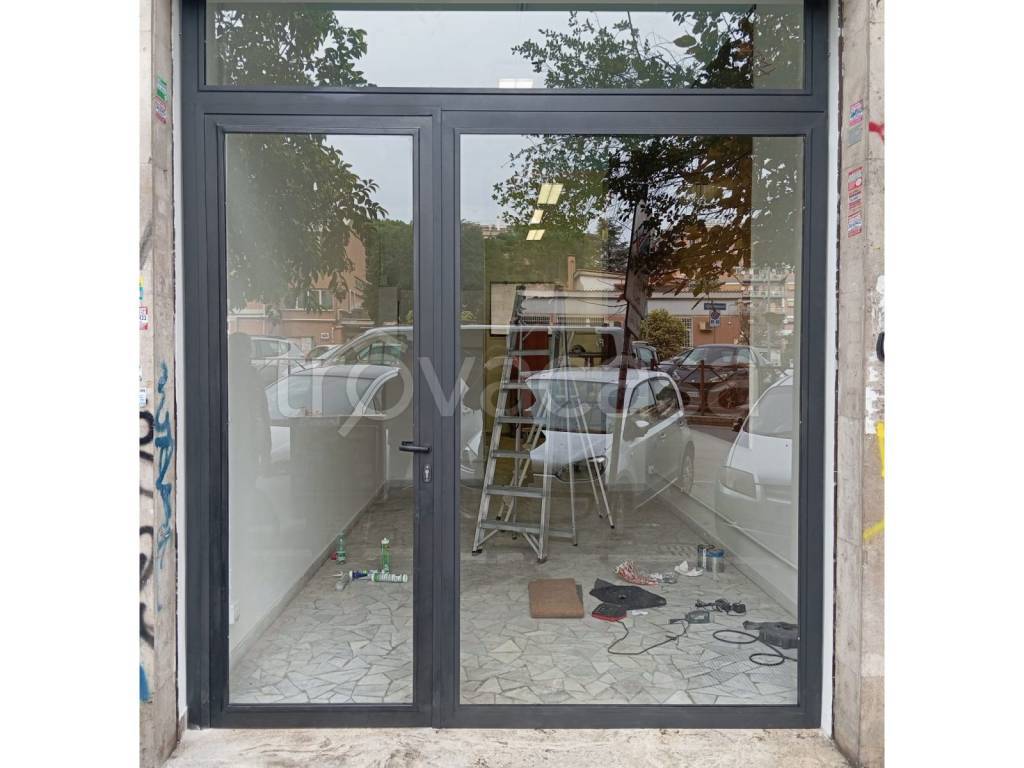 negozio in affitto a Roma in zona Tuscolano