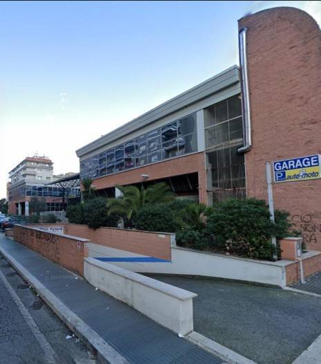 negozio in affitto a Roma in zona Tuscolano