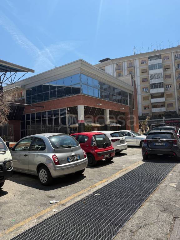 negozio in affitto a Roma in zona Tuscolano